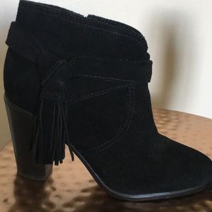 Like new! Vince Camuto Suede tassel Booties size 7